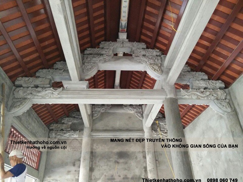 Hình ảnh bên trong mái chuẩn bị sơn giả gỗ trong quá trình thi công nhà thờ tổ 3 gian 2 mái 1 tầng tại Phú Thọ.