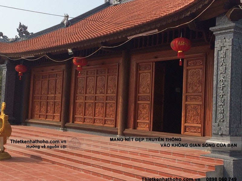 Toàn bộ cửa và trụ được sử dụng bằng gỗ Hương của nhà thờ họ 4 mái