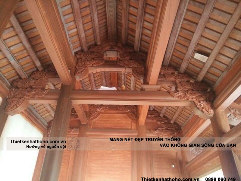 Hán gian và trụ gỗ của nhà thờ họ 4 mái 3 gian