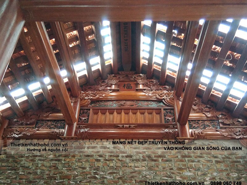 mặt mái và trụ hoành của nhà thờ 3 gian 2 mái bằng gỗ Hương