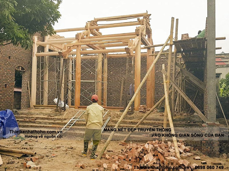 Quá trình dựng cột khi thi công nhà thờ họ 2 mái bằng gỗ Mít.