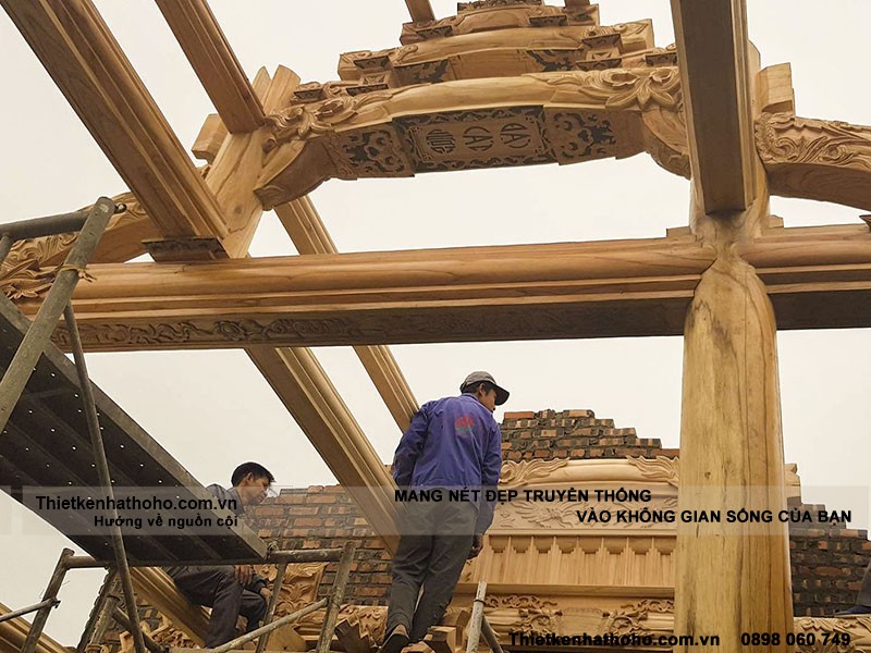Dựng kèo cột trong quá trình thi công nhà thờ họ 2 mái bằng gỗ Mít.