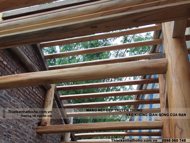 các thanh xà ngang chắc chắn của mẫu nhà thờ họ 5 gian 2 mái bằng gỗ đẹp tại Mê Linh.