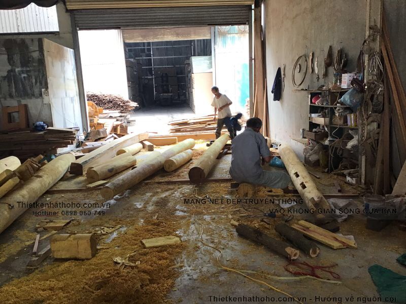 các thợ mộc đang nhiệt huyết hoàn thành công đoạn chuẩn bị trong thi công mẫu nhà thờ họ 3 gian 2 mái bằng gỗ Mít